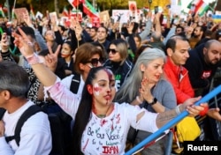 ایران کے مظاہرین کے ساتھ یکجہتی کے لیے دنیا بھر میں مظاہرے کیے جا رہے ہیں۔ برلن میں ہونے والے ایک مظاہرے کا منظر۔