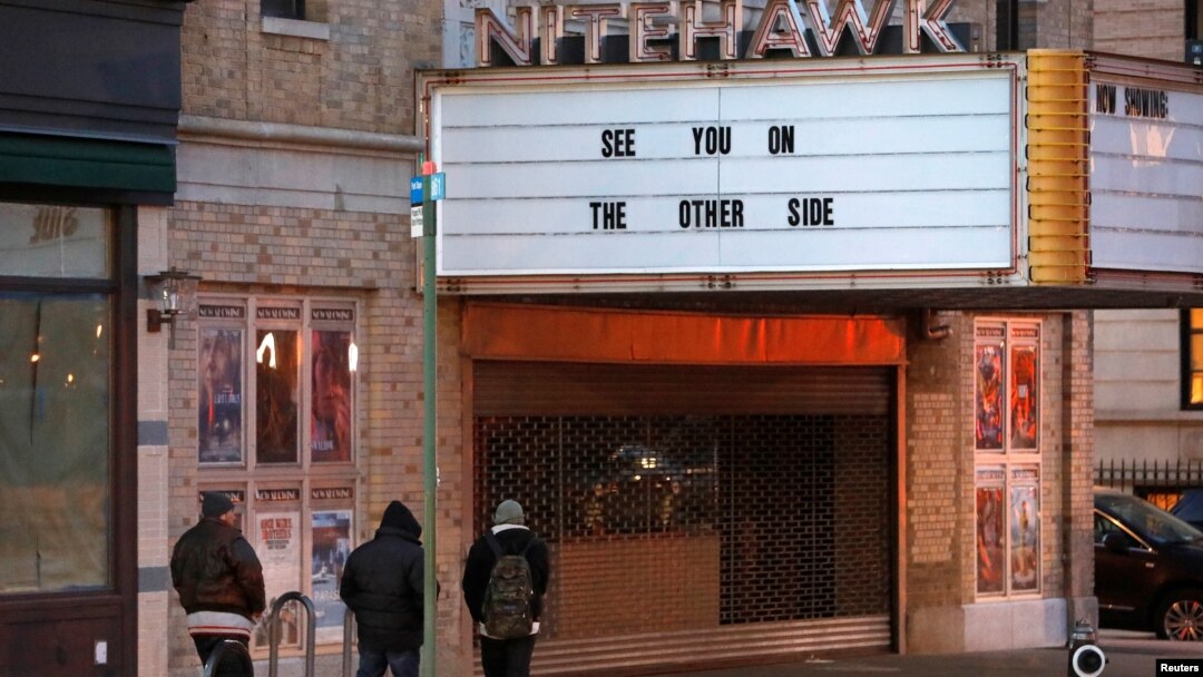 Para pejalan kaki berjalan melintas bioskop Nitehawk yang ditutup karena wabah virus corona (COVID-19) di Brooklyn, Kota New York, AS, 22 Maret 2020. (Foto: Reuters)