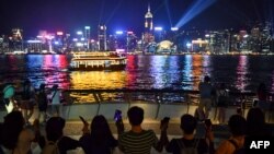 Para pendukung gerakan prodemokrasi Hong Kong saling bergandeng tangan di Victoria Harbour, Hong Kong, 23 August 2019.