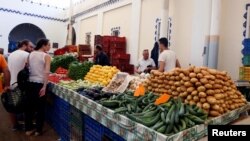 Des Tunisiens achètent des fruits et des légumes sur le marché de Tunis, Tunisie, le 27 mai 2017. 