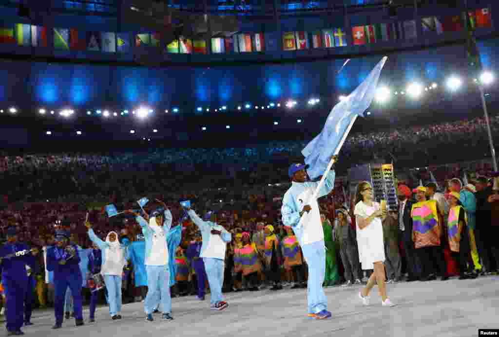 Maxamed Daud Maxamed oo sida calanka Somalia ayaa hormuud u ah kooxda Somalia ka socota ee olombikada ka qeybgalaysa, Rio de Janeiro, Brazil, Aug. 5, 2016.