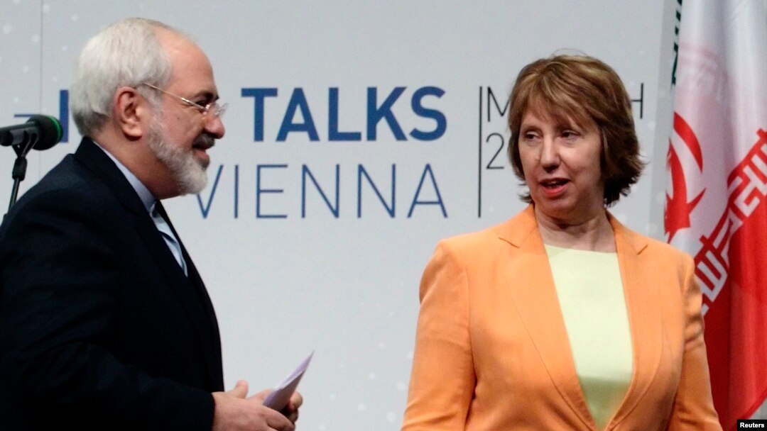 FILE - Iranian Foreign Minister Mohammad Javad Zarif (L) and European Union foreign policy chief Catherine Ashton leave a news conference in Vienna, March 19, 2014.