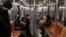 Warga AS mengenakan masker saat menaiki kereta bawah tanah di kota New York (foto: dok). 