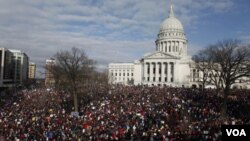 En Wisconsin las protestas ante el Capitolio han sido multitudinarias.