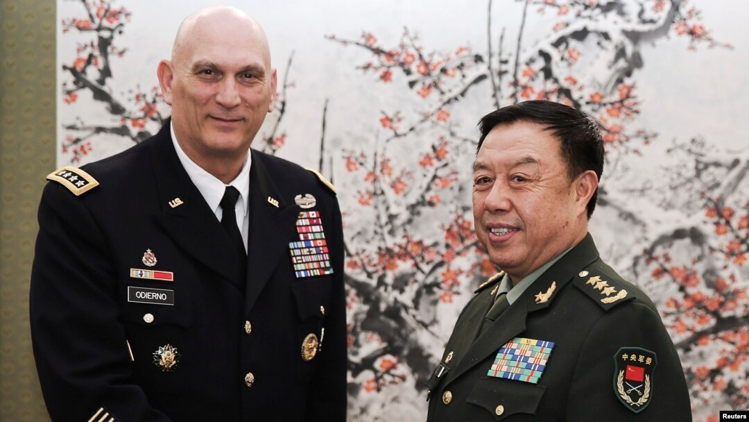 General Rey Odiyerno, Xitoy harbiy komissiyasi vitse-prezidenti Fan Changlong Pekinda ko'rishayapti. 21-fevral, 2014-yil.