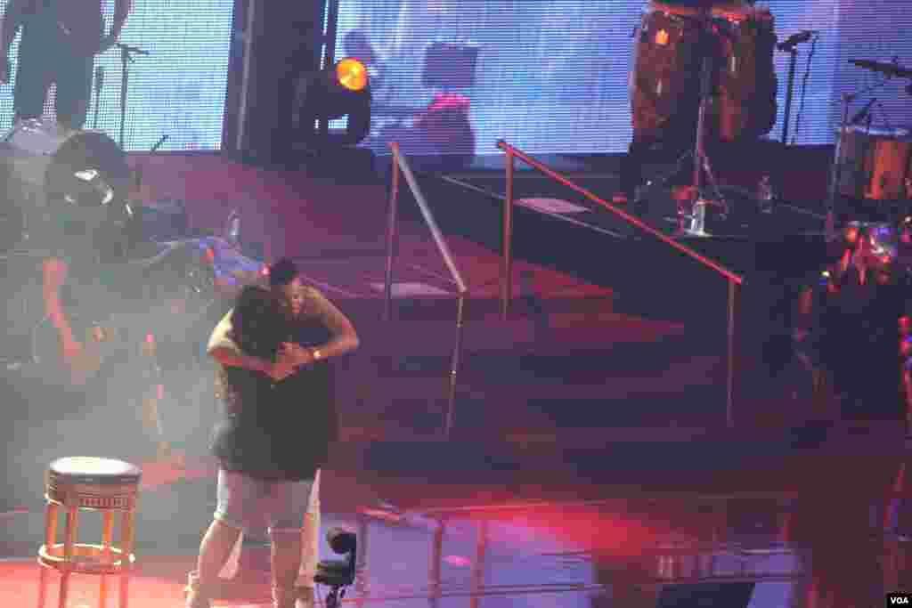 Romeo Santos invita y sorprende a fan en el escenario.