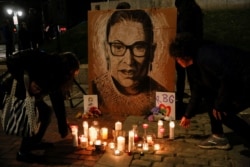 La fallecida jueza de la Corte Suprema, Ruth Bader Ginsburg, ha sido homenajeada con velas, carteles y flores en EE.UU.