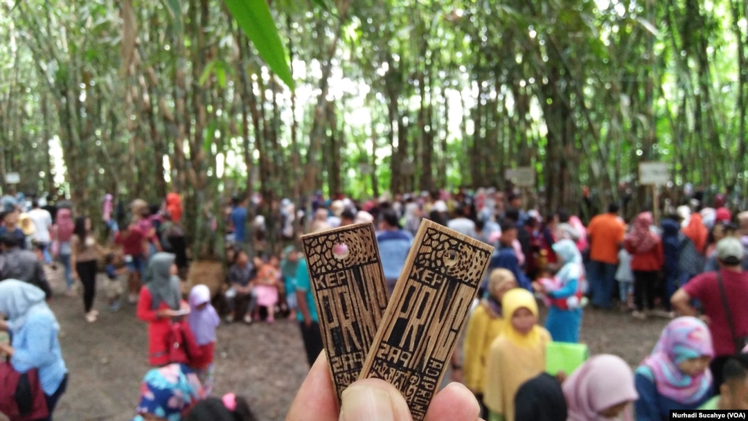 Pring, alat pembayaran dari bambu, yang digunakan untuk bertransaksi di Pasar Papringan, Temanggung, Jawa Tengah, 14 Januari 2018. (VOA/Nurhadi Sucahyo).