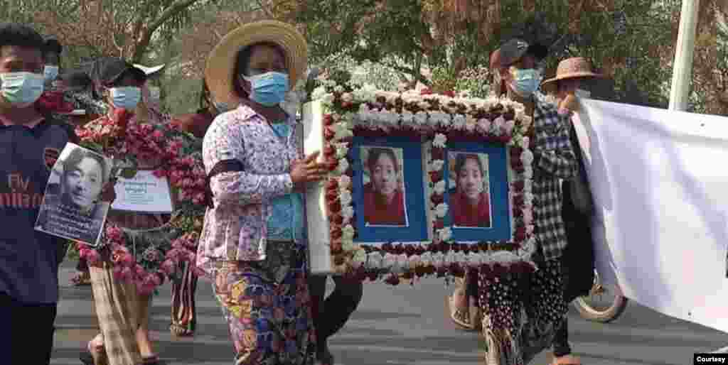 မုံရွာ ဆန္ဒပြပွဲအတွင်းကျဆုံးခဲ့သူတွေရဲ့ ဈာပန မြင်ကွင်း။