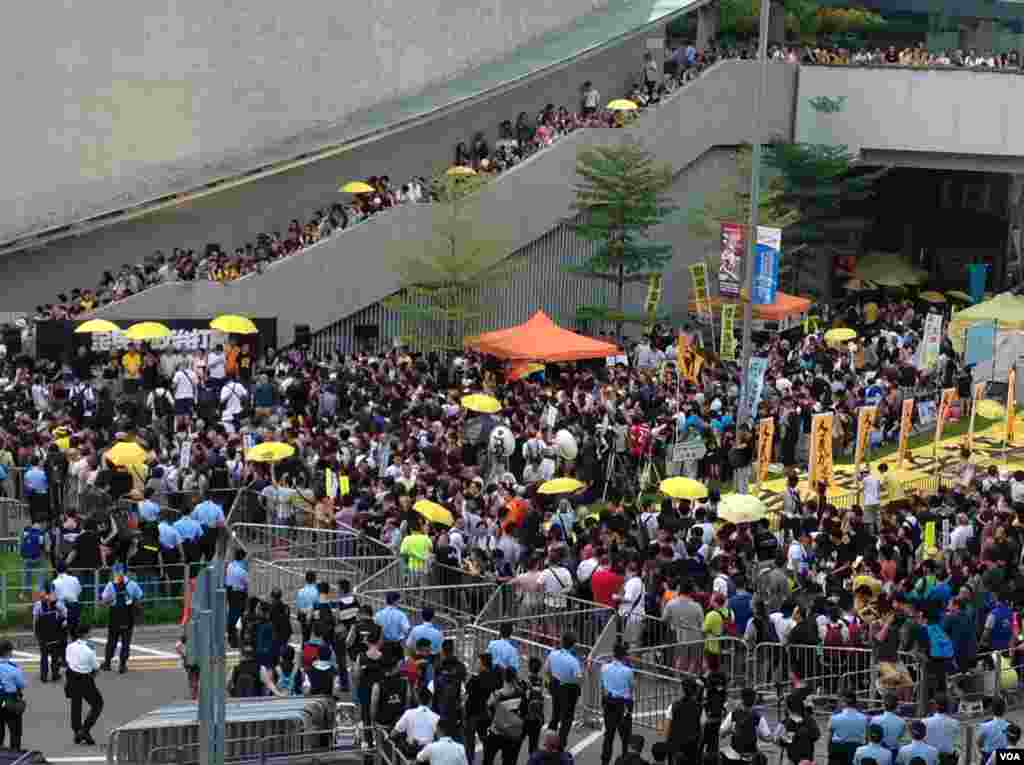 港人重返政總紀念雨傘運動一周年（美國之音海彥拍攝） 