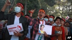 Ribuan warga pendukung Aung San Syy Kyi kembali turun ke jalan untuk memrotes kudeta militer hari Minggu (21/2). 