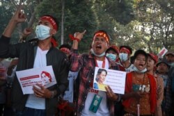 Manifestantes exibem a fotografia de Aung San Suu Kyi, 21 de Fevereiro