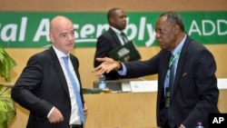 Issah Hayatou, hagu tare da shugaban FIFA, Gianni Infantino (AP)