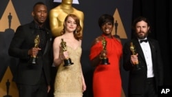 Mahershala Ali, winner of the award for best actor in a supporting role for "Moonlight", from left, Emma Stone, winner of the award for best actress in a leading role for "La La Land", Viola Davis, winner of the award for best actress in a supporting role