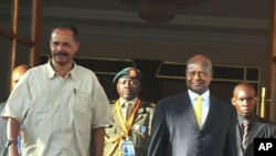 Rais Isaias Afwerki, (kushoto), na rais Yoweri Museveni, (kulia), kwenye ikulu ya Entebbe, Uganda baada ya mkutano na waandishi habari, Thursday Aug.18, 2011