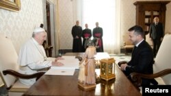 “Pedí ayuda con la liberación de ucranianos capturados en Donbas, Crimea y Rusia”, afirmó el presidente Volodymyr Zelenskiy. Foto: Vatican Media/Handout via REUTERS.