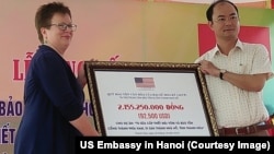 Tham tán Thông tin Văn hóa Đại sứ quán Hoa Kỳ Molly Stephenson trao tài trợ cho dự án tu sửa Di sản Thành Nhà Hồ, tỉnh Thanh Hóa, năm 2018. 