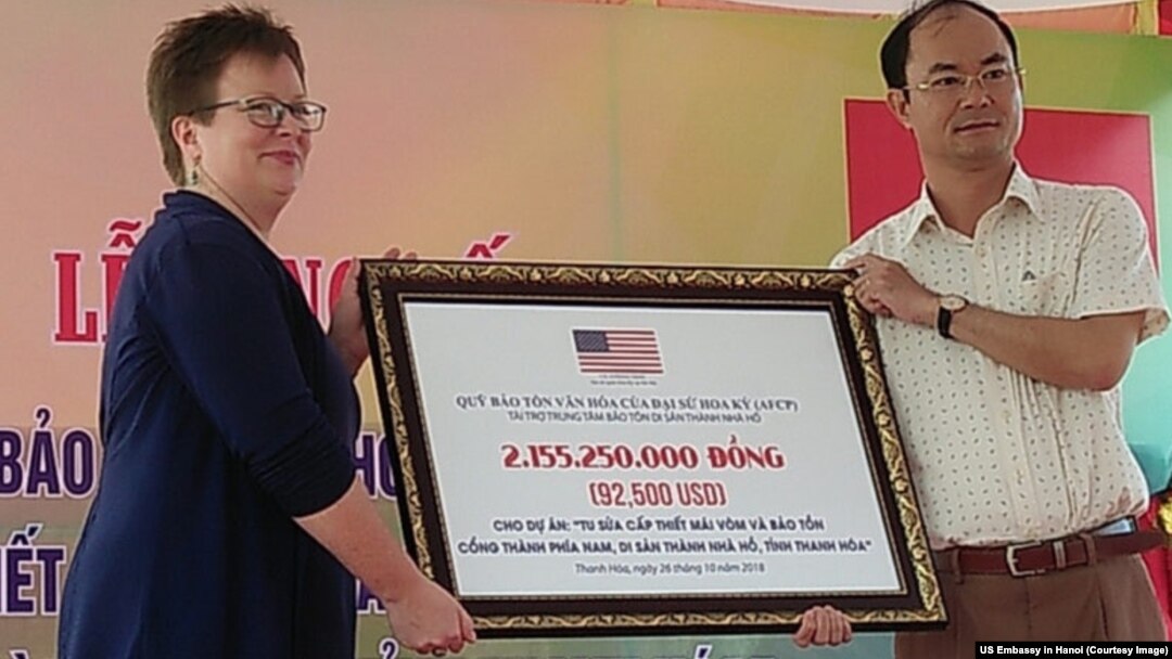 Tham tán Thông tin Văn hóa Đại sứ quán Hoa Kỳ Molly Stephenson trao tài trợ cho dự án tu sửa Di sản Thành Nhà Hồ, tỉnh Thanh Hóa, năm 2018. 