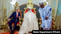 아프리카· 중동 지역을 순방중인 존 케리(왼쪽) 미 국무장관이 23일 나이지리아 서북부 소코토의 술탄 궁에서 무함마두 사드 아부카바(가운데) 술탄 등 현지 지도자들과 환담에 앞서 포즈를 취하고 있다.