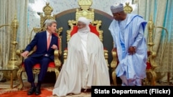 Le secrétaire d'Etat américain John Kerry est assis avec le sultan Muhammadu Sa’ad Abubakar, et le gouverneur de Sokoto Aminu Waziri Tambuwai au palais du sultan à Sokoto, Nigeria, le 23 août 2016. 