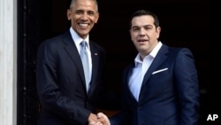 Le président Barack Obama, à gauche, serre la main au Premier ministre Alexis Tsipras à Athens le 15 novembre 2016. 