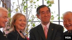 Menteri Luar Negeri AS Hillary Clinton (kedua dari kiri) dan Menteri Luar Negeri Jepang Takeaki Matsumoto mengumumkan program kemitraan baru mereka di Tokyo, Minggu (17/4).