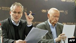 Predsednik i direktor Kanskog festivala Žil Žakob i Tieri Fremo na konferenciji za novinare u Parizu, 14. aprila 2011.