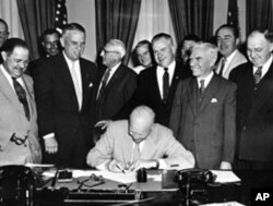 艾森豪威尔总统签署法案改休战日为退伍军人日