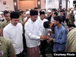 Presiden Joko Widodo menyalami jamaah usai salat tarawih pertama di Masjid Soedirman di kompleks Museum Peta, di Bogor, Minggu 5/5 (Foto: Setpres RI).