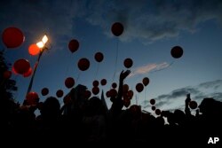 Demonstranti puštaju balone dok pozivaju na oslobađanje porodice Bibas, čiji su članovi u Hamasovom zarobljenštvu u Pojasu Gaze, u Tel Avivu, 28. novembra 2023.