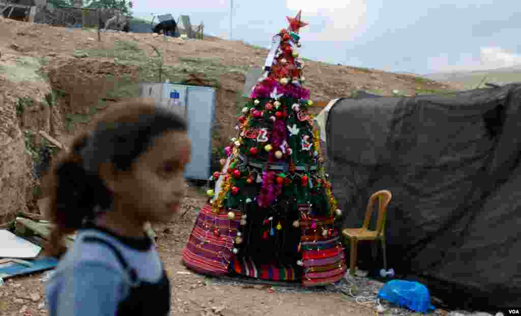 Pohon Natal berbentuk tenda di Desa Bedouin Khan al-Ahmar di wilayah pendudukan Israel Tepi Barat, 19 Desember 2018.