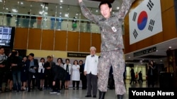 지난 8월 북한의 목함지뢰 도발로 최전방 근무 중 중상을 입었던 김정원 하사가 2일 건강하고 늠름한 모습으로 서울 중앙보훈병원을 퇴원하던 도중 점프를 하고 있다.