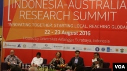 Walikota Surabaya Tri Rismaharini (kedua dari kiri) menjadi salah satu pembicara pada pembukaan Indonesia-Australia Research Summit di Universitas Airlangga Surabaya, Senin 22/8 (foto VOA/Petrus Riski)