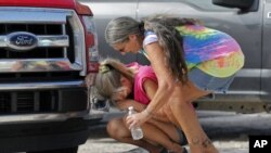 Nancy Register llora mientras Roxie Cline la conforta, después de que ella perdió su hogar y todos los contenidos en el interior, a causa del huracán Michael en Mexico Beach, Florida, el 17 de octubre de 2018.