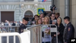 La militante de l'opposition Maria Baronova, centre droite, et d'autres personnes font la queue pour se rendre à un bureau de l'administration présidentielle lors d'une manifestation au centre-ville de Moscou, Russie, 29 avril 2017.