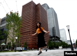 Yumi Ishikawa berfoto di kawasan bisnis di Tokyo saat wawancara dengan Reuters, 4 Juni 2019. (Foto: Kim Kyung-Hoon/Reuters)