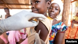 Un enfant est vacciné contre la rougeole lors d'une campagne d'urgence menée par Médecins sans frontières (MSF) à Likasa, province de Mongala, dans le nord de la République démocratique du Congo.