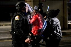 Manifestantes chocan con la policía antidisturbios durante una protesta tras la muerte de Walter Wallace Jr., un hombre negro que fue baleado por la policía en Filadelfia, Pensilvania, Estados Unidos, el 27 de octubre de 2020.