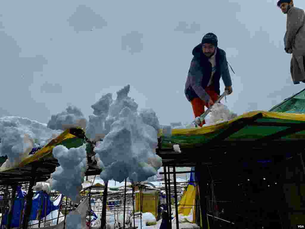 برفباری سے کشمیر کا بیرونی دنیا سے ذمینی و فضائی رابطہ بھی منقطع ہوجاتا ہے جب کہ مقامی افراد کو اپنے گھروں اور دکانوں کی چھتوں سے برف ہٹانی پڑتی ہے۔ &nbsp;