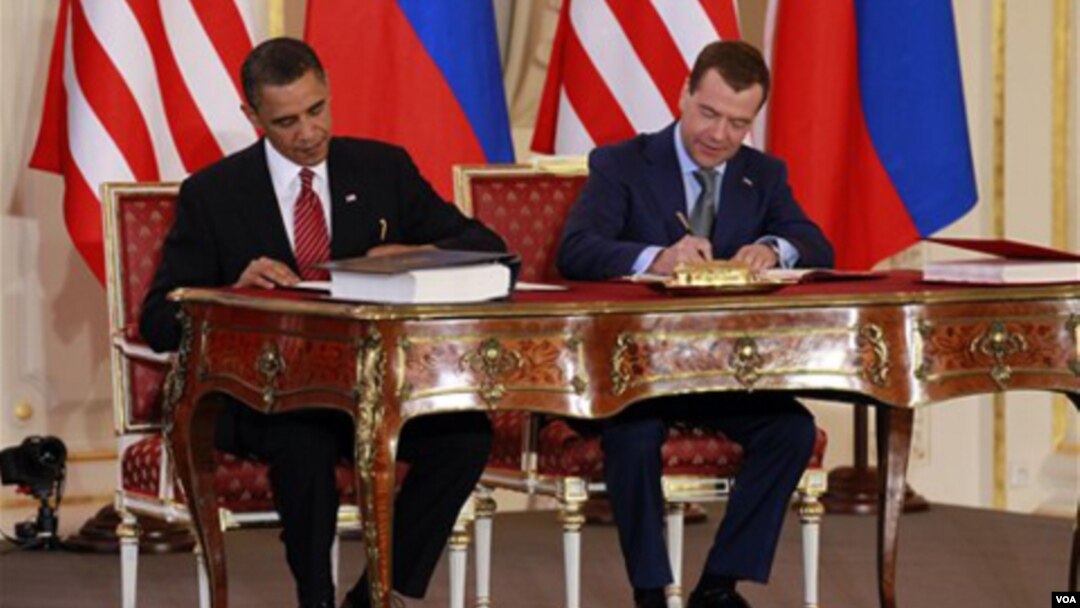 Presiden Obama dan Presiden Rusia Dmitry Medvedev saat menandatangani perjanjian START, April tahun lalu.