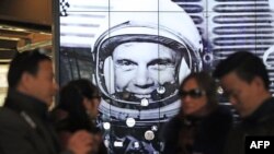 Tourists gather near a tribute to former astronaut and U.S. Senator John Glenn, at the National Air and Space Museum, Dec. 9, 2016 in Washington, D.C. 