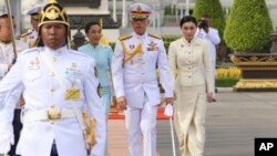 Thailand's King Maha Vajiralongkorn, center, Queen Suthida, right, and his daughter Princess Bajrakitiyabhaarrive, third right, arrive at Royal Plaza to pay homage to the Equestrian Statue of King Chulalongkorn in Bangkok, May 2, 2019. 