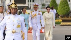 Quốc vương Maha Vajiralongkorn và Hoàng hậu Suthida đến viếng tượng đài Vua Chulalongkorn ở Bangkok 