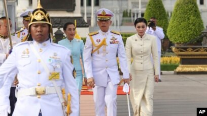 Quốc vương Maha Vajiralongkorn và Hoàng hậu Suthida đến viếng tượng đài Vua Chulalongkorn ở Bangkok 