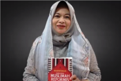 Prof Musdah Mulia dan Ensiklopedia Muslimah Reformis. (Foto: VOA/Nurhadi Sucahyo)