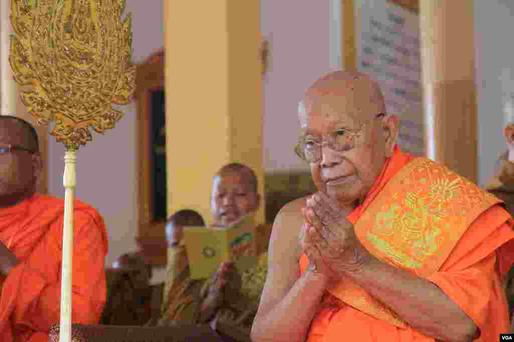 សម្តេចព្រះមហាសង្ឃរាជ្យទេពវង្ស នៃគណៈមហានិកាយ ចូលរួមការប្រារព្ធពីធីបុណ្យពិសាខបូជា នៅភ្នំឧត្តុង្គ ក្នុងខេត្តកណ្តាល នៅថ្ងៃទី១០ ខែឧសភា ឆ្នាំ២០១៧។ (ហ៊ាន សុជាតា/VOA)