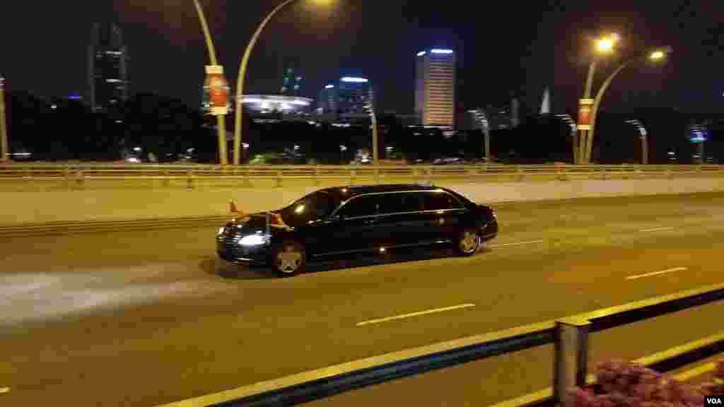 심야외출에 나선 김정은 국무위원장의 차량이 싱가포르 시내를 달리고 있다.