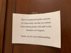 En las puertas de los baños y oficinas de la Cámara de Representantes se pueden ver anuncios que exhortan a lavarse las manos y evitar los saludos. [Foto: Jorge Agobian]