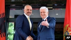 Premijeri Albanije i Crne Gore, Edi Rama i Duško Marković, tokom susreta u Podgorici