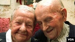 Emilie (izquierda), de 96 años, y Otto Kahl, de 97 años, han estado casados por 75 años.